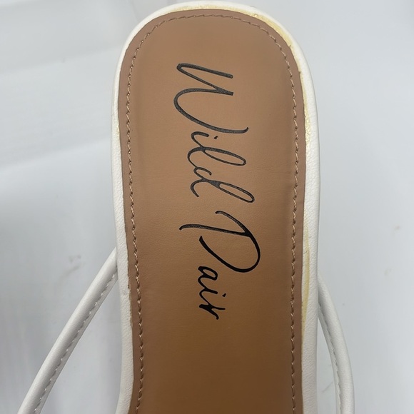 Wild Pair Lolaa White Strappy Slip on thong sandals, size 7 - Picture 2 of 7